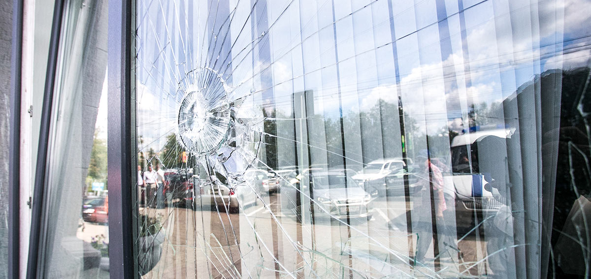 Pęknięta szyba w oknie