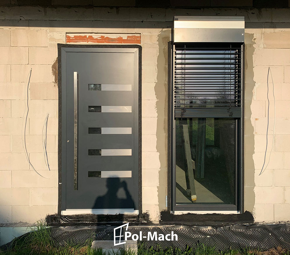 Drzwi aluminiowe Aluhaus Publius - montaż. Zdjęcie: Pol-Mach