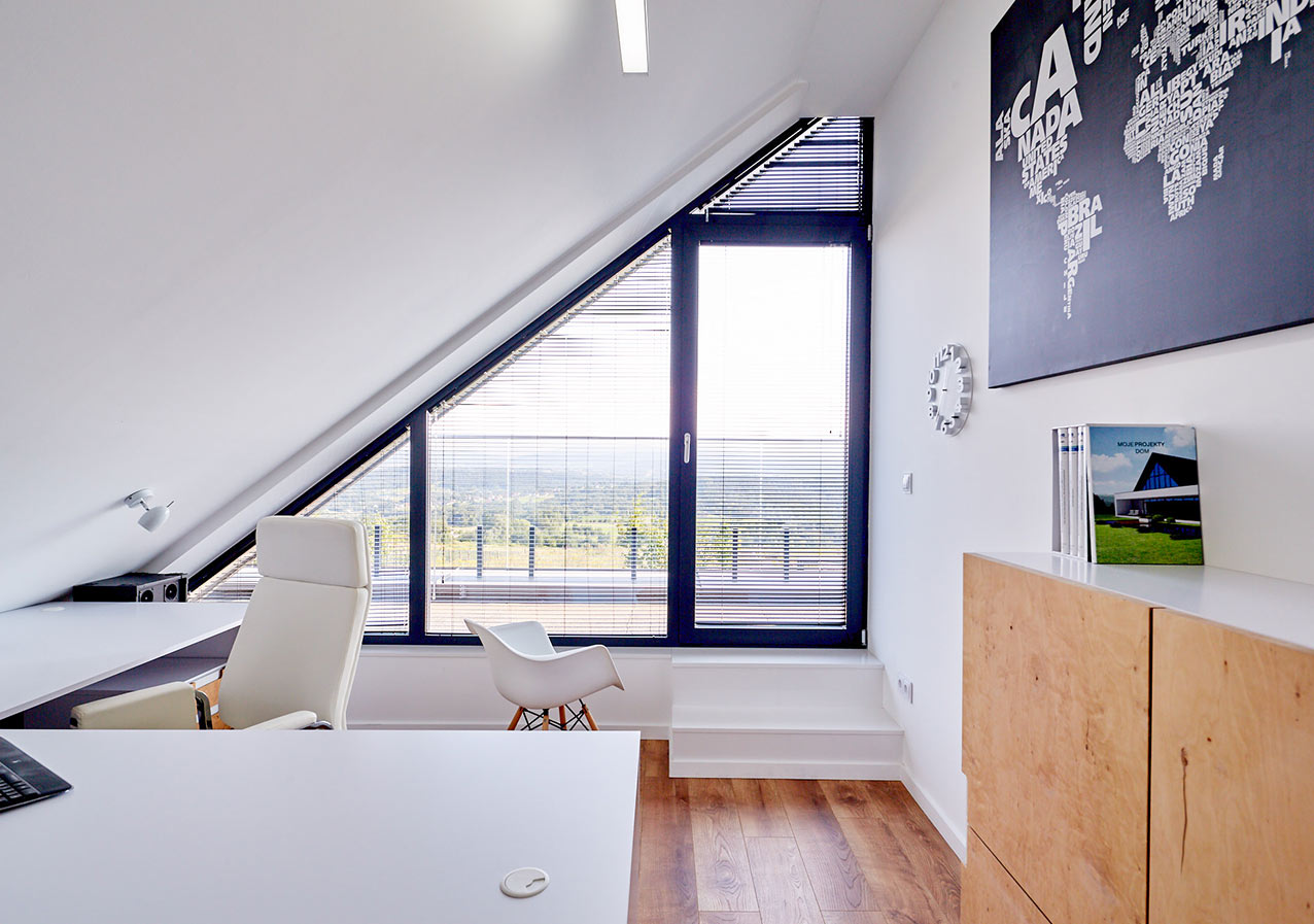 Okna trójkątne w pokoju - Aluhaus