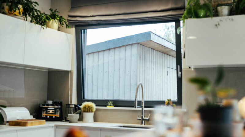 Kuchnia z oknem na środku - Aluhaus