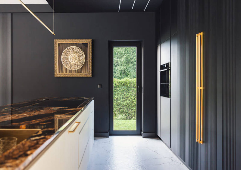 Czarne okna w nowoczesnym wnętrzu